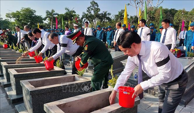 Bí thư Tỉnh ủy Tây Ninh Nguyễn Văn Quyết (phải, hàng trước) cùng các đại biểu thực hiện nghi thức an táng hài cốt liệt sĩ tại Nghĩa trang liệt sĩ Vĩnh Hưng - Tân Hưng. Ảnh: Bùi Giang - TTXVN