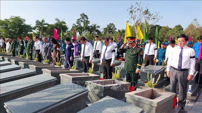 Các đại biểu thực hiện nghi thức an táng hài cốt liệt sĩ tại Nghĩa trang liệt sĩ Vĩnh Hưng - Tân Hưng. Ảnh: Bùi Giang - TTXVN