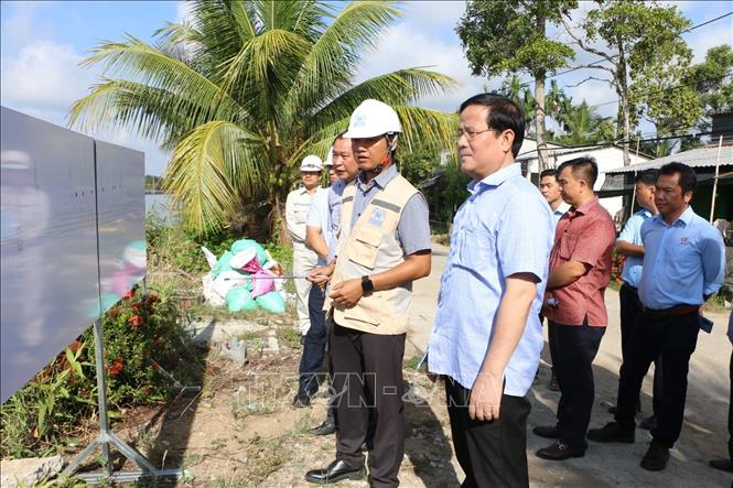 Ông Trần Văn Huyến, Phó Bí thư Thành ủy thành phố Cần Thơ và đoàn công tác khảo sát thực địa công trình cầu và đường Nguyễn Chí Thanh. Ảnh: Duy Khương - TTXVN