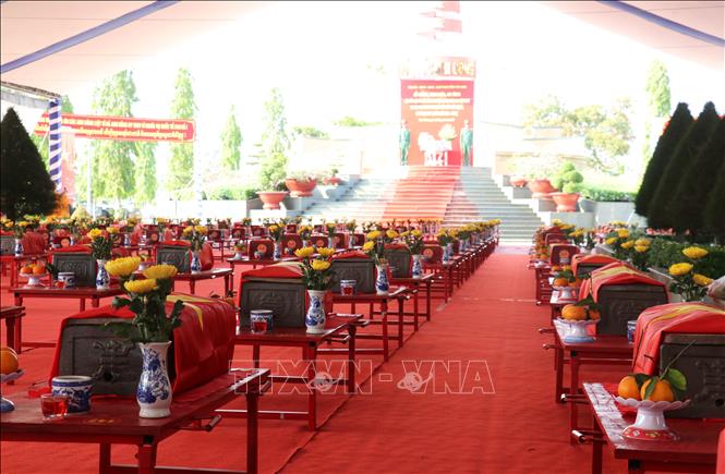 Hài cốt 158 liệt sĩ quân tình nguyện và chuyên gia Việt Nam hy sinh tại Campuchia được Đội K71 và K73 (Bộ Chỉ huy Quân sự Tây Ninh) tìm kiếm, cất bốc và đưa về an táng tại Nghĩa trang liệt sĩ Vĩnh Hưng - Tân Hưng. Ảnh: Bùi Giang - TTXVN