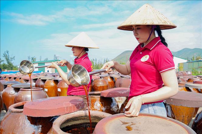 Nước mắm được kiểm tra thường xuyên nhằm cho ra những sản phẩm chất lượng nhất. Ảnh: Hữu Quyết - TTXVN