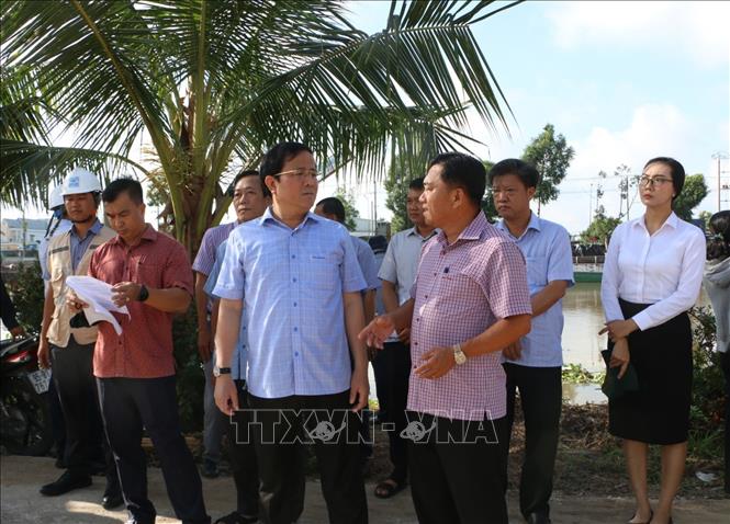 Ông Trần Văn Huyến, Phó Bí thư Thành ủy thành phố Cần Thơ và đoàn công tác khảo sát thực địa công trình cầu và đường Nguyễn Chí Thanh. Ảnh: Duy Khương - TTXVN