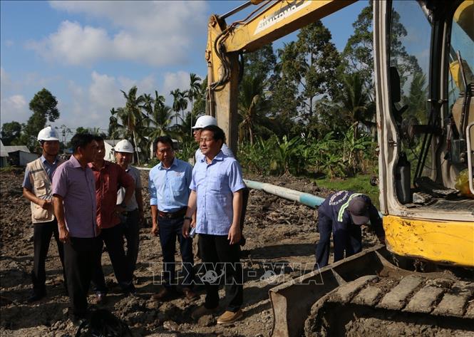 Ông Trần Văn Huyến, Phó Bí thư Thành ủy thành phố Cần Thơ và đoàn công tác, địa phương khảo sát thực địa công trình cầu và đường Nguyễn Chí Thanh. Ảnh: Duy Khương - TTXVN