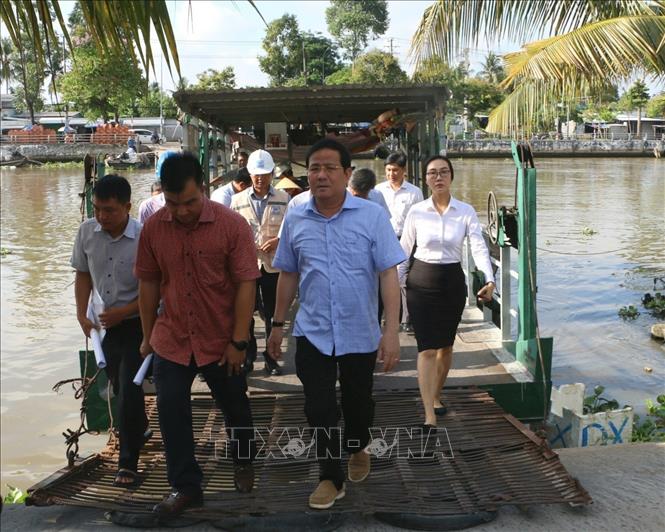 Ông Trần Văn Huyến, Phó Bí thư Thành ủy thành phố Cần Thơ và đoàn công tác khảo sát thực địa công trình cầu và đường Nguyễn Chí Thanh. Ảnh: Duy Khương - TTXVN