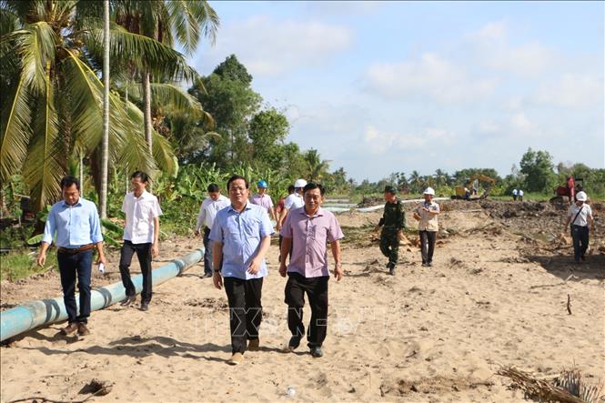 Ông Trần Văn Huyến, Phó Bí thư Thành ủy thành phố Cần Thơ và đoàn công tác khảo sát thực địa công trình cầu và đường Nguyễn Chí Thanh. Ảnh: Duy Khương - TTXVN