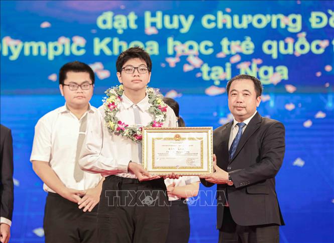 Ông Trần Đức Thắng, Ủy viên Bộ Chính trị, Bí thư Thành ủy Hà Nội trao phần thưởng tặng học sinh đạt giải quốc tế. Ảnh: Phan Phương – TTXVN