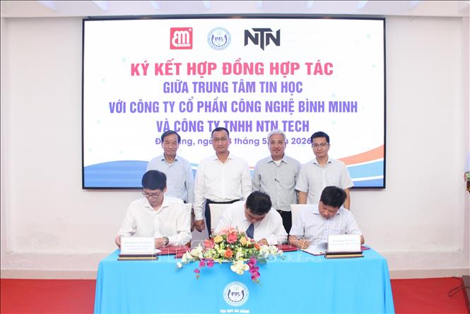 Lễ ký kết hợp tác và công bố các sản phẩm, chương trình đào tạo giữa Trung tâm Tin học (Trường Đại học Sư phạm Kỹ thuật - Đại học Đà Nẵng) với các doanh nghiệp công nghệ. Ảnh: Khoa Chương - TTXVN