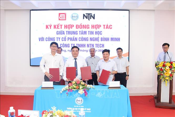 Lễ ký kết hợp tác và công bố các sản phẩm, chương trình đào tạo giữa Trung tâm Tin học (Trường Đại học Sư phạm Kỹ thuật - Đại học Đà Nẵng) với các doanh nghiệp công nghệ. Ảnh: Khoa Chương - TTXVN