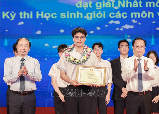 Đồng chí Phạm Tất Thắng, Ủy viên Trung ương Đảng, Phó Trưởng ban thường trực Ban Tuyên giáo và Dân vận Trung ương cùng ông Trần Thế Cương, Phó Chủ tịch HĐND TP Hà Nội trao Bằng khen của Bộ trưởng Bộ Giáo dục và Đào tạo cho 26 học sinh THPT đạt giải Nhất kỳ thi học sinh giỏi các môn văn hóa cấp Quốc gia. Ảnh: Phan Phương – TTXVN