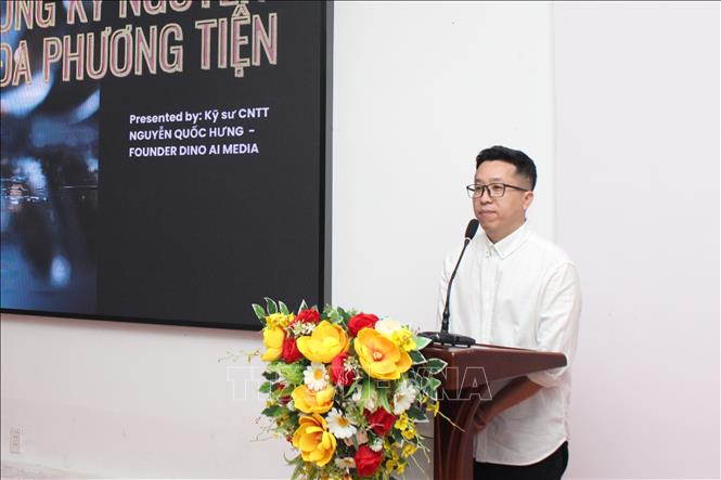 Ông Nguyễn Quốc Hưng (chuyên gia về AI Media) chia sẻ câu chuyện tại Tọa đàm. Ảnh: Khoa Chương - TTXVN