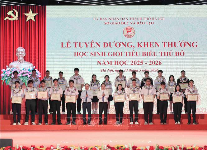 Trao Bằng khen của Bộ trưởng Bộ Giáo dục và Đào tạo cho 26 học sinh THPT đạt giải Nhất kỳ thi học sinh giỏi các môn văn hóa cấp Quốc gia. Ảnh: Phan Phương – TTXVN