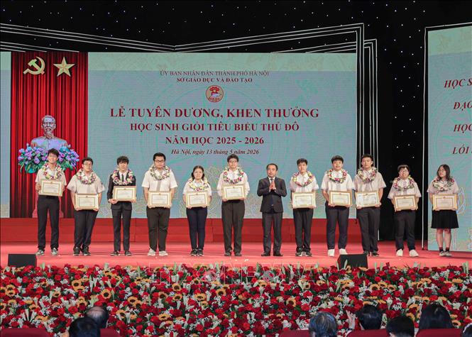 Đồng chí Trần Đức Thắng, Ủy viên Bộ Chính trị, Bí thư Thành ủy Hà Nội trao phần thưởng tặng học sinh đạt giải quốc tế. Ảnh: Phan Phương – TTXVN