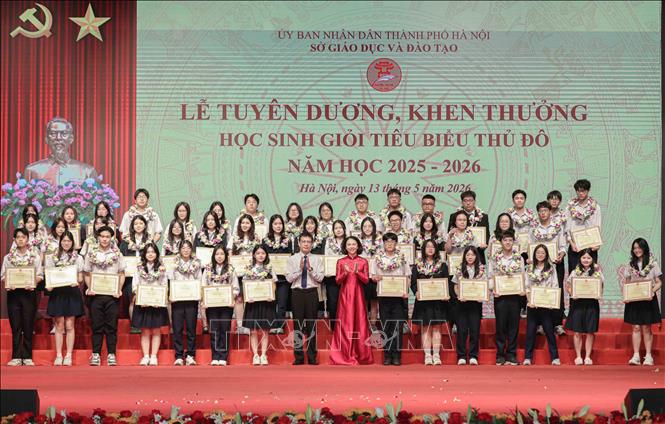 Ban tổ chức tuyên dương, khen thưởng các học sinh đạt thành tích xuất sắc. Ảnh: Phan Phương – TTXVN