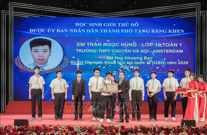 Bí thư Thành ủy Hà Nội Trần Đức Thắng tuyên dương, khen thưởng học sinh Trần Ngọc Hùng, lớp 10 Toán 1 Trường THPT Chuyên Hà Nội - Amsterdam, đạt Huy chương Bạc tại Olympic Khoa học trẻ quốc tế (IJSO) 2025. Ảnh: Phan Phương – TTXVN