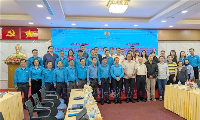 Các đại biểu Liên đoàn Lao động Thành phố Hồ Chí Minh và Công đoàn Quốc gia Singapore (NTUC) chụp ảnh lưu niệm tại buổi làm việc. Ảnh: Thanh Vũ-TTXVN