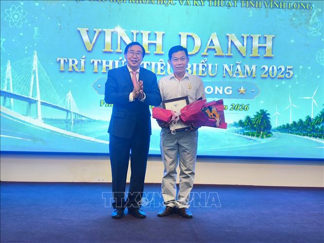Vinh danh trí thức tiêu biểu hoạt động trong các lĩnh vực y tế, giáo dục, nghiên cứu khoa học và chuyển giao công nghệ của tỉnh Vĩnh Long. Ảnh: Huỳnh Phúc Hậu - TTXVN