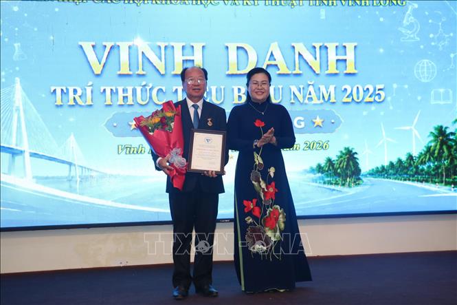 Vinh danh Thầy thuốc nhân dân, bác sĩ Ngô Văn Tán, Chủ tịch Hội Khoa học và Kỹ thuật tỉnh Vĩnh Long. Ảnh: Huỳnh Phúc Hậu - TTXVN