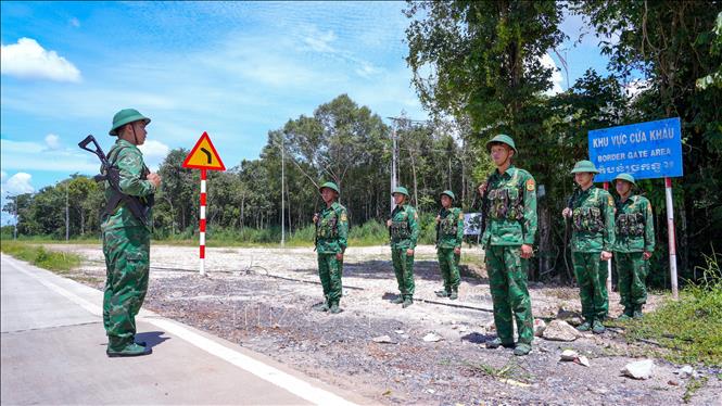 Cán bộ, chiến sĩ Bộ đội Biên phòng Cửa khẩu quốc tế Tân Nam tăng cường tuần tra kiểm soát bảo vệ chủ quyền lãnh thổ, an ninh biên giới quốc gia. Ảnh: Minh Phú – TTXVN