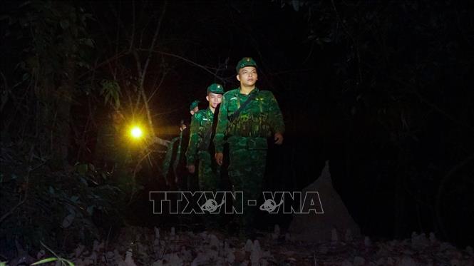 Cán bộ, chiến sĩ Bộ đội Biên phòng Cửa khẩu quốc tế Tân Nam, tỉnh Tây Ninh trên đường tuần tra đêm, giữ vững an ninh biên giới quốc gia. Ảnh: Minh Phú - TTXVN