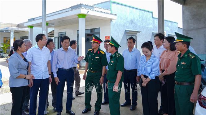 Lãnh đạo địa phương và Bộ đội Biên phòng tỉnh Tây Ninh khảo sát, trao đổi về công tác xây dựng cụm dân cư liền kề khu vực biên giới, góp phần ổn định đời sống nhân dân gắn với củng cố quốc phòng, an ninh trên tuyến biên giới Tây Nam. Ảnh: Minh Phú - TTXVN