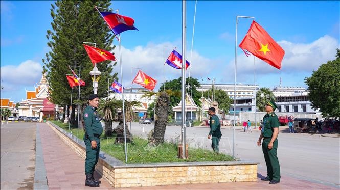 Bộ đội Biên phòng tỉnh Tây Ninh tăng cường giao lưu đối ngoại biên phòng, xây dựng đường biên giới hòa bình, hữu nghị và hợp tác phát triển giữa Việt Nam và Campuchia. Ảnh: Minh Phú – TTXVN