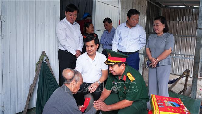 Cán bộ Bộ đội Biên phòng tỉnh Tây Ninh thăm hỏi, trao quà cho gia đình chính sách, hộ dân có hoàn cảnh khó khăn khu vực biên giới. Ảnh: Minh Phú - TTXVN