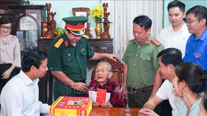 Bộ đội Biên phòng tỉnh Tây Ninh phối hợp với chính quyền địa phương chăm lo cho gia đình chính sách vùng biên giới. Ảnh: Minh Phú – TTXVN