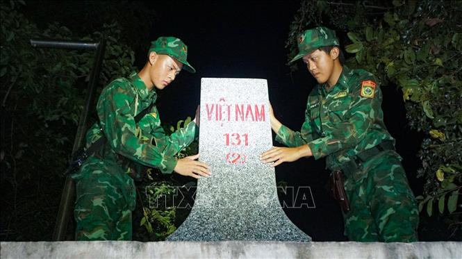 Lực lượng Bộ đội Biên phòng tỉnh Tây Ninh kiểm tra, quản lý cột mốc biên giới trên tuyến biên giới Tây Nam. Ảnh: Minh Phú - TTXVN
