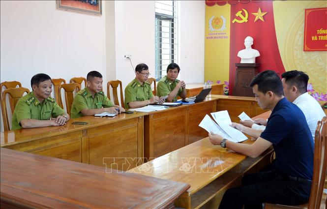 Chi cục Kiểm lâm Quảng Trị, Hạt Kiểm lâm Bố Trạch làm việc với các bên liên quan để triển khai các giải pháp ngặn chặn tình trạng phá rừng. Ảnh: Tá Chuyên - TTXVN