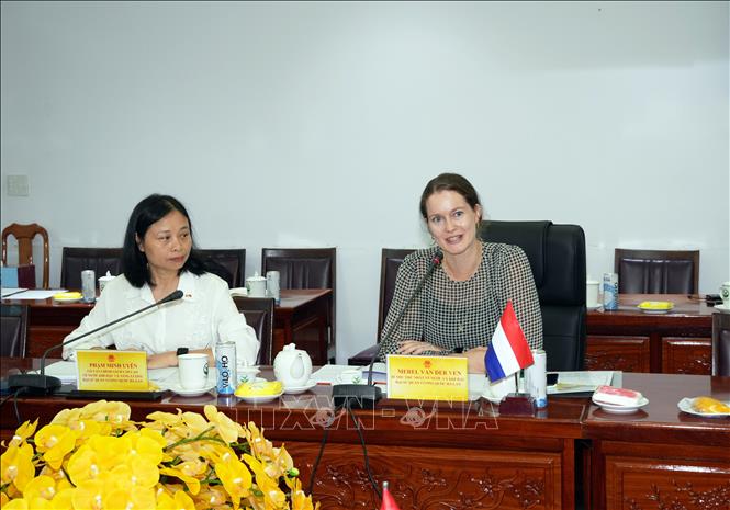 Bà Merel van der Ven, Bí thư thứ nhất về Nước và Khí hậu phát biểu tại buổi làm việc. Ảnh: Phạm Minh Tuấn-TTXVN