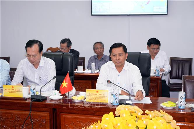 Bí thư Tỉnh ủy Vĩnh Long Trần Văn Lâu (phải) phát biểu tại buổi làm việc. Ảnh: Phạm Minh Tuấn-TTXVN