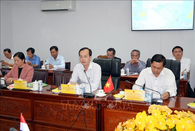 Chủ tịch UBND tỉnh Vĩnh Long Trần Trí Quang (giữa) phát biểu tại buổi làm việc. Ảnh: Phạm Minh Tuấn-TTXVN.