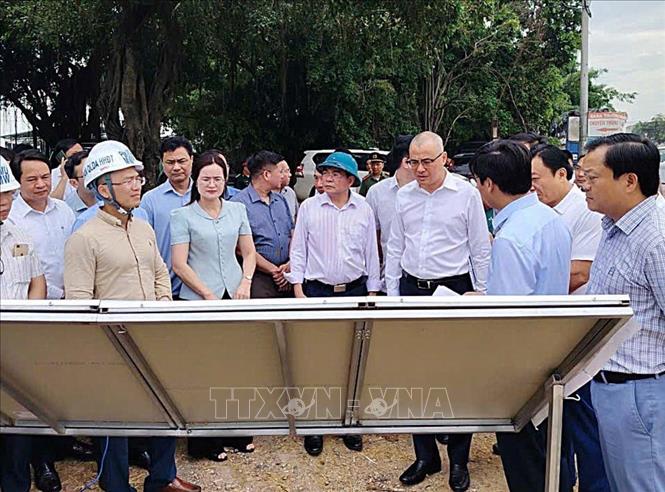 Bí thư Tỉnh ủy Phú Thọ Phạm Đại Dương kiểm tra thực tế tại nút giao Hợp Thịnh đoạn Km 38+600. Ảnh: Nguyễn Văn Cảnh - TTXVN
