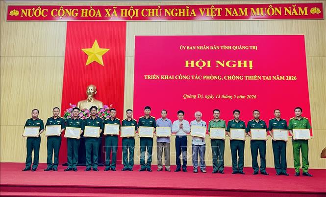 Ông Lê Văn Bảo, Phó Chủ tịch UBND tỉnh Quảng Trị trao tặng Bằng khen cho các cá nhân có thành tích xuất sắc đột xuất tiêu biểu, điển hình trong công tác phòng, chống khắc phục hậu quả các đợt thiên tai, bão lũ trên địa bàn tỉnh. Ảnh: Võ Dung - TTXVN