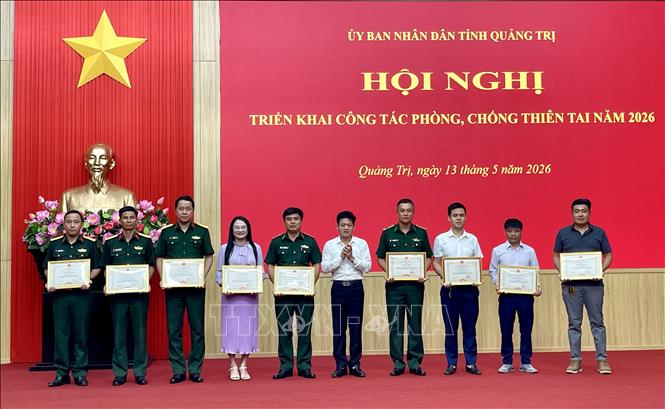 Lãnh đạo tỉnh Quảng Trị trao tặng Bằng khen cho các tập thể có thành tích xuất sắc đột xuất tiêu biểu, điển hình trong công tác phòng, chống khắc phục hậu quả các đợt thiên tai, bão lũ trên địa bàn tỉnh. Ảnh: Võ Dung - TTXVN