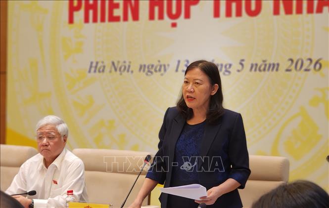 Bà Lê Thị Nga, Ủy viên Ban Thường vụ Đảng ủy Quốc hội, Bí thư Đảng ủy, Chủ nhiệm Ủy ban Dân nguyện và Giám sát báo cáo tại phiên họp. Ảnh: Chu Thanh Vân - TTXVN
