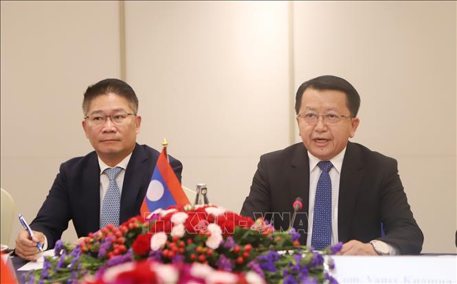 Phó Trưởng ban Tuyên huấn Trung ương Đảng Nhân dân cách mạng Lào Vansy Kuamua phát biểu tại Hội đàm. Ảnh: Xuân Tú - PV TTXVN tại Lào