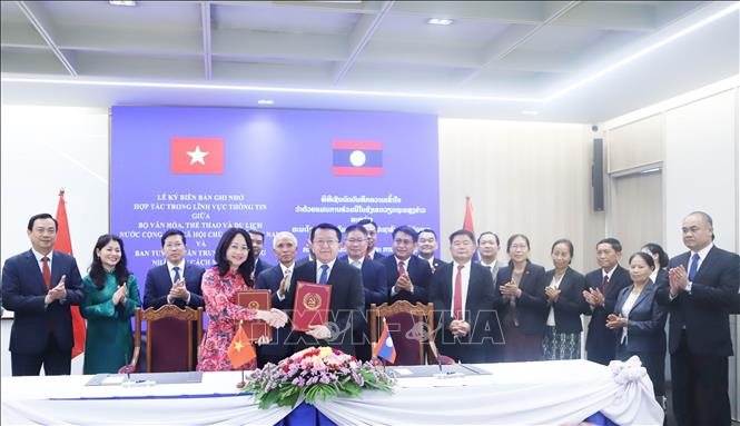 Bộ trưởng Lâm Thị Phương Thanh và Phó Trưởng ban Tuyên huấn Lào Vansy Kuamua trao đổi Biên bản hợp tác giai đoạn 2026-2030. Ảnh: Xuân Tú - PV TTXVN tại Lào