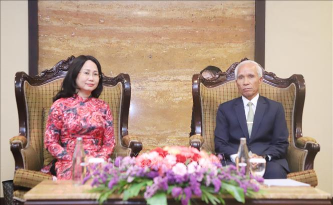 Ủy viên Bộ Chính trị, Trưởng ban Tuyên huấn Trung ương Đảng Nhân dân cách mạng Lào Khamphan Pheuiyavong tiếp Bộ trưởng Lâm Thị Phương Thanh đến chào xã giao. Ảnh: Xuân Tú - PV TTXVN tại Lào