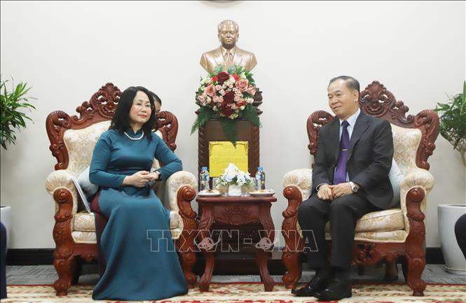 Ủy viên Bộ Chính trị, Phó Thủ tướng, Bộ trưởng Bộ Giáo dục và thể thao Lào Thongsalit Mangnomek tiếp Bộ trưởng Lâm Thị Phương Thanh đến chào xã giao. Ảnh: Xuân Tú - PV TTXVN tại Lào