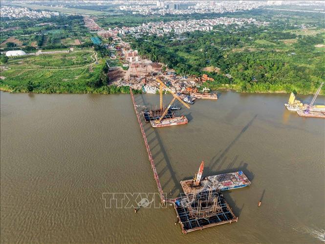 Nhiều mũi thi công được triển khai đồng loạt, tập trung vào các hạng mục cọc khoan nhồi, bệ trụ, cầu dẫn và công trình phụ trợ. Nhà đầu tư đã huy động nhân lực, thiết bị, tổ chức thi công liên tục nhằm bám sát tiến độ tổng thể, phấn đấu hoàn thành công trình trong quý II/2027. Ảnh: Phạm Tuấn Anh - TTXVN