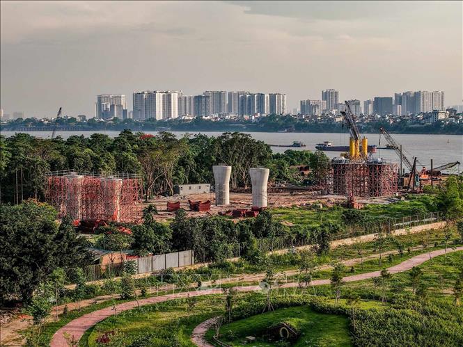 Đến nay, một số trụ cầu đã được hình thành, đảm bảo yêu cầu kỹ thuật theo kế hoạch. Cây cầu dự kiến hoàn thành năm 2027, không chỉ giảm tải cho khu vực lõi nội đô mà còn mang tính biểu tượng bởi kiến trúc và phương án chiếu sáng độc đáo. Ảnh: Phạm Tuấn Anh - TTXVN