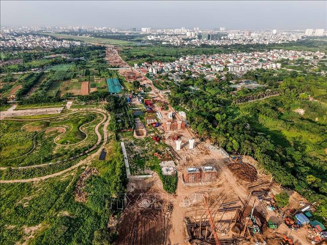 Toàn cảnh khu vực triển khai dự án cầu Trần Hưng Đạo bắc qua sông Hồng, kết nối trung tâm Thành phố với địa bàn phường Bồ Đề, Long Biên... Ảnh: Phạm Tuấn Anh - TTXVN