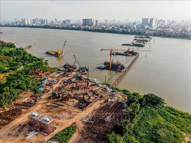 Toàn cảnh khu vực triển khai dự án cầu Trần Hưng Đạo bắc qua sông Hồng, kết nối trung tâm Thành phố với địa bàn phường Bồ Đề, Long Biên... Ảnh: Phạm Tuấn Anh - TTXVN