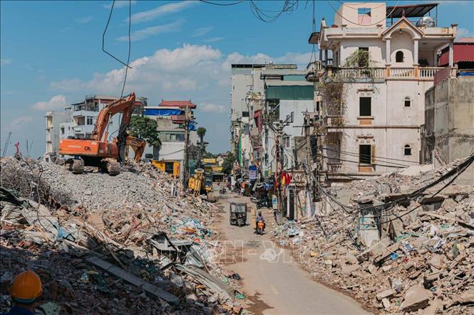 Dọc phố Vạn Kiếp, nhiều dãy nhà bị tháo dỡ sâu vào bên trong, tạo nên khung cảnh hiếm thấy giữa lõi đô thị Hà Nội. Ảnh: Phạm Tuấn Anh - TTXVN