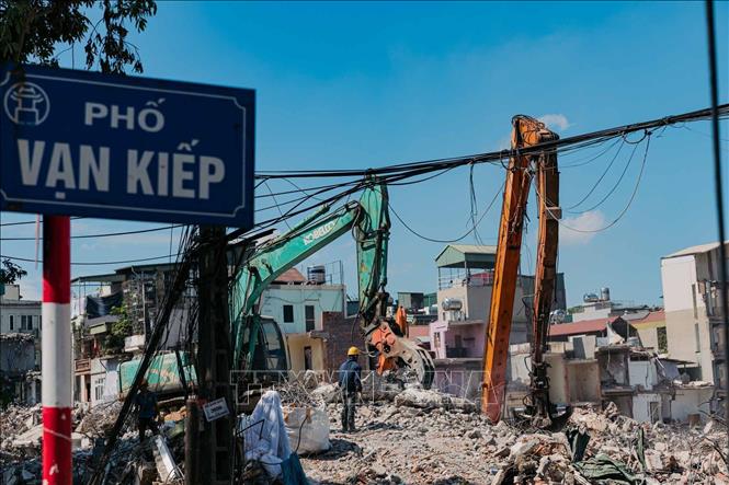 Phố Vạn Kiếp - con phố vốn đông đúc, buôn bán sầm uất nay chỉ còn những đống bê tông, gạch vỡ. Ảnh: Phạm Tuấn Anh - TTXVN