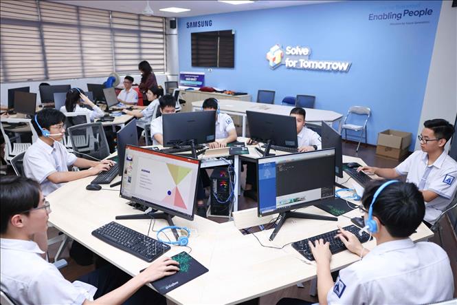 Theo Hiệu trưởng Trần Thùy Dương, trường đặc biệt chú trọng mô hình giáo dục STEM/ STEAM, đào tạo theo hướng liên môn. Ví dụ, học sinh chuyên Toán, Lý, Hoá… được đào tạo chuyên sâu khoa học tự nhiên kết hợp với kỹ năng tin học, trí tuệ nhân tạo (AI)... Tương tự, các lớp chuyên Ngoại ngữ học thêm về kinh doanh, văn hóa, lịch sử... Ảnh: Thanh Tùng - TTXVN