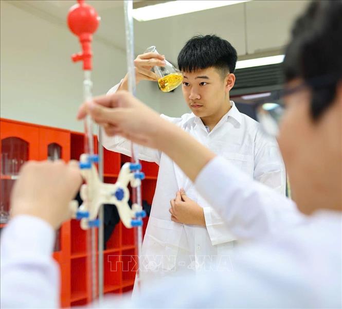 Theo định hướng mới, giáo dục STEM/STEAM và nghiên cứu khoa học sẽ trở thành trọng tâm. Học sinh không chỉ học lý thuyết mà được tham gia các dự án nghiên cứu thực thụ dưới sự hướng dẫn của chuyên gia, giảng viên, nhà khoa học. Ảnh: Thanh Tùng - TTXVN