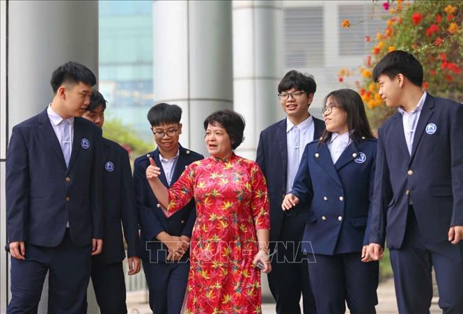 Nhà trường đặt mục tiêu nâng cao năng lực hội nhập quốc tế cho học sinh. Ngoại ngữ, đặc biệt là tiếng Anh, không chỉ dừng ở công cụ giao tiếp mà trở thành phương tiện để học sinh nghiên cứu, viết luận học thuật, thuyết trình, tranh biện và tiếp cận tri thức toàn cầu. Ảnh: Thanh Tùng - TTXVN