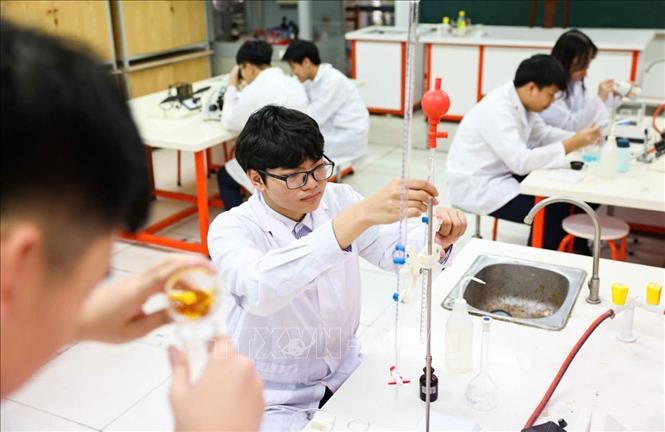 Tại trường Ams, học sinh đã sớm làm quen với nghiên cứu khoa học, robotics, các dự án liên ngành và hoạt động học thuật quốc tế. Đội ngũ giáo viên cũng có nhiều kinh nghiệm dẫn dắt học sinh tham gia các sân chơi trí tuệ trong nước và quốc tế. Ảnh: Thanh Tùng - TTXVN